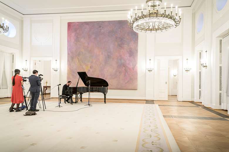 Igor Levit playing a House Concert, live-streamed from the German President's Berlin residence on April 2 (Photo Bundespresseamt / Jesco Denzel)