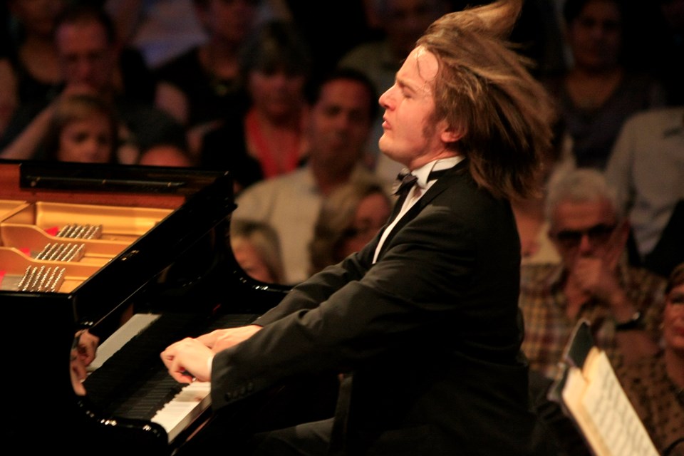 Final Round of the Arthur Rubinstein International Piano Master Competition:  Classical Concerto (I/II)