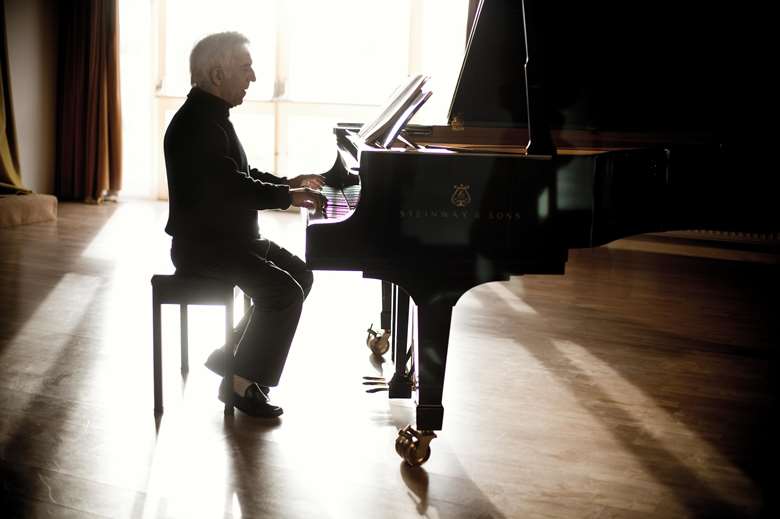 Vladimir Ashkenazy (Benjamin Ealovega / Decca)