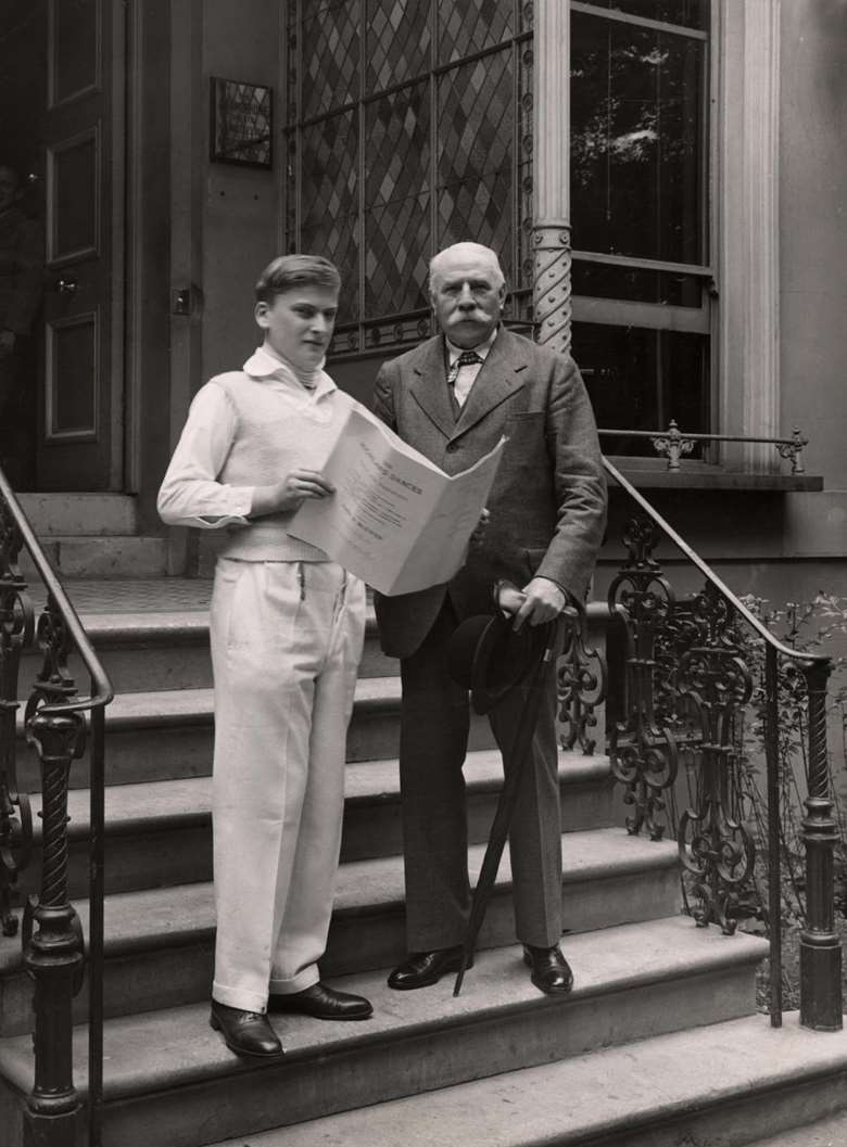 Yehudi Menuhin and Elgar on the steps of Abbey Road in 1932, at the time of recording Elgar’s violin Concerto