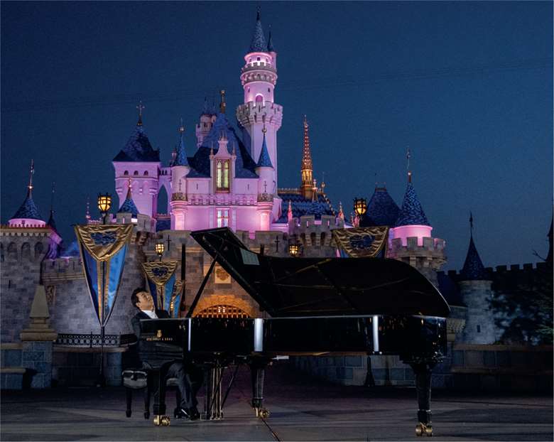  Lang Lang records ‘Feed the Birds’ at Disneyland Park in California