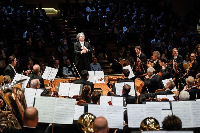 Meticulous control in Mahler’s Sixth: Gustavo Dudamel conducts a performance of high definition and theatricality, now available on the Digital Concert Hall (photo: Stephan Rabold)