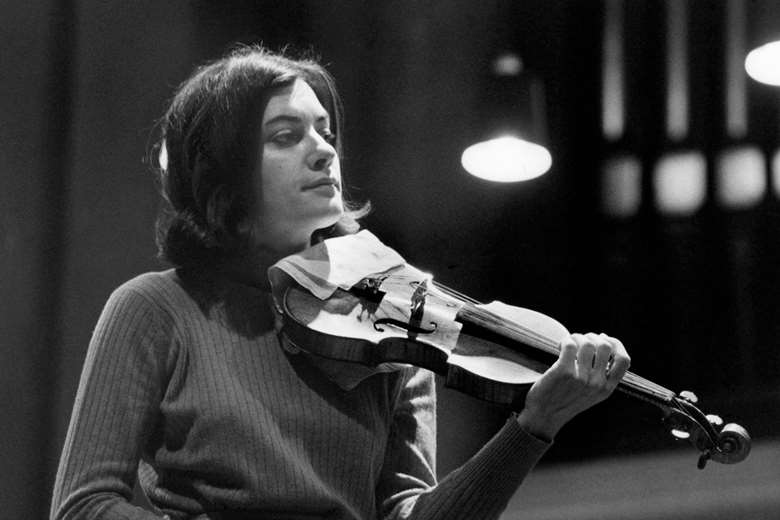 A musician through and through: violinist Edith Peinemann in 1960 (photo: IMAGO/Michel Neumeister/Bridgeman Images)