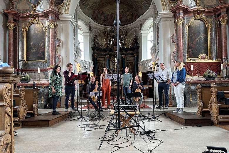 From left: Budzińska-Bennet, Matthieu Romanens (ten), Lewon, Newcombe, Cameron Drayton (tbn), Caroline Ritchie (fiddle), Raitis Grigalis (bar), Hanna Järveläinen (sop) (photography: Edward Breen)