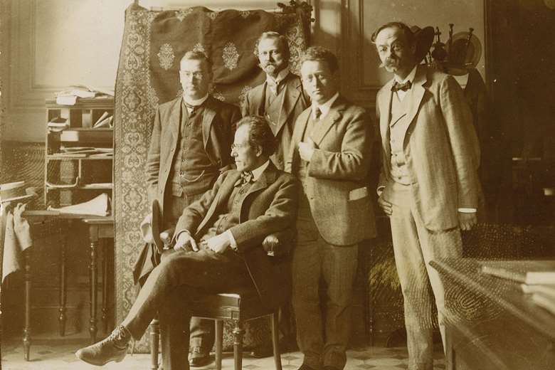 Gustav Mahler at Amsterdam’s Concertgebouw on September 27, 1909, photographed by WA van Leer, with (standing, from left) Cornelis Dopper, Hendrik Freijer, Willem Mengelberg and Alphons Diepenbrock (photo: Archive of Willem Mengelberg)